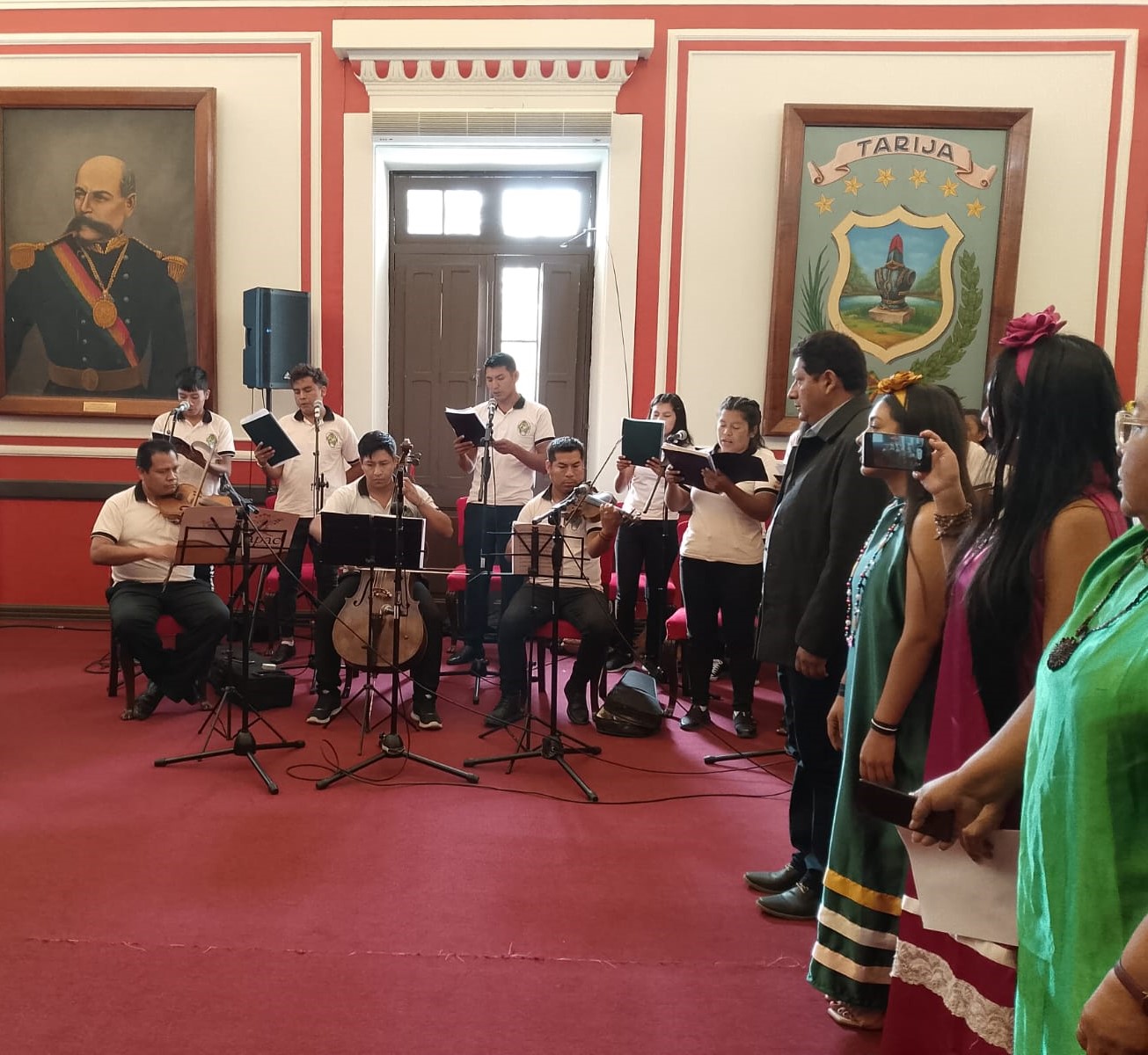 Momento de entonación del himno a Tarija en Guaraní