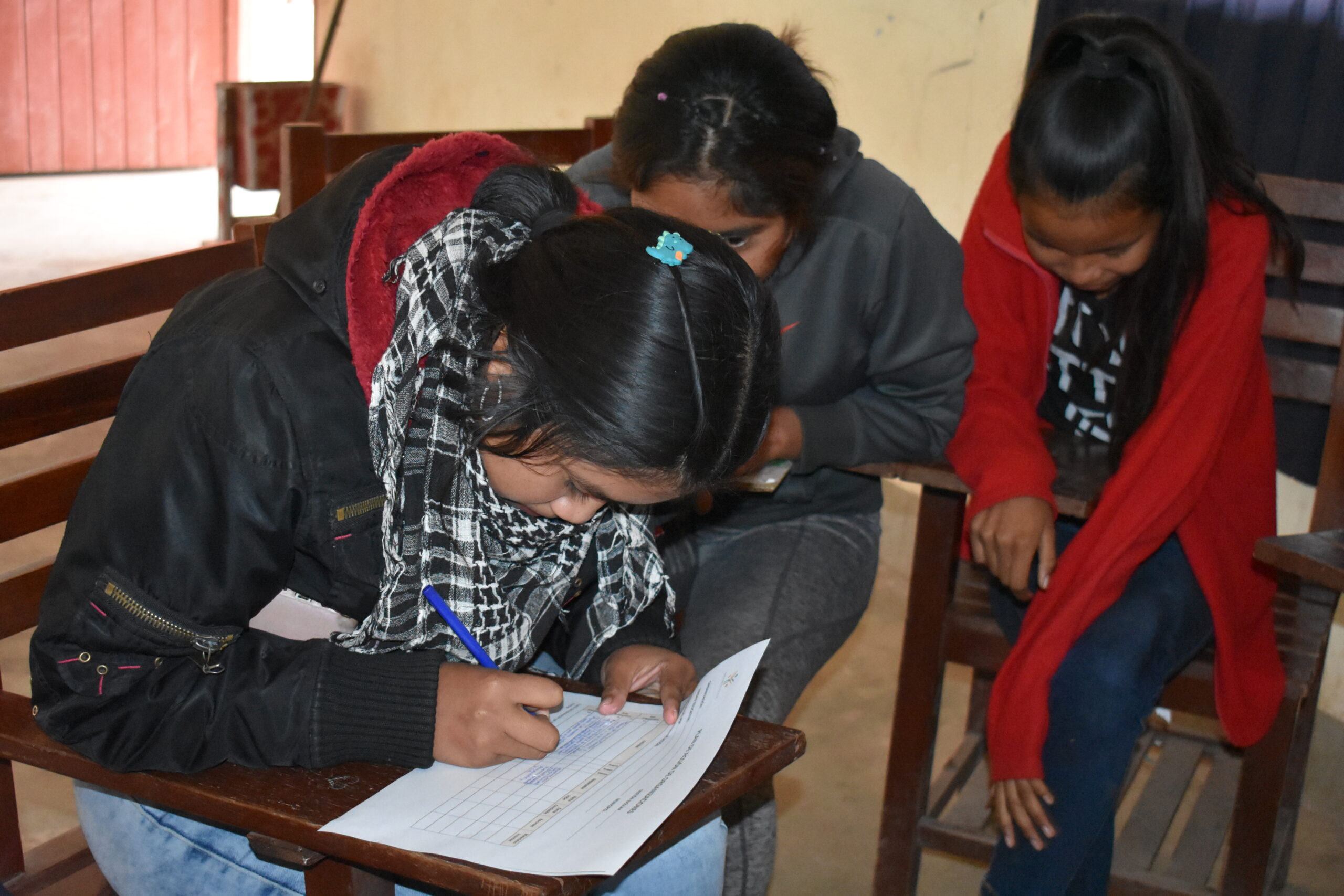 Estudiantes trabajando en su plan de convivencia